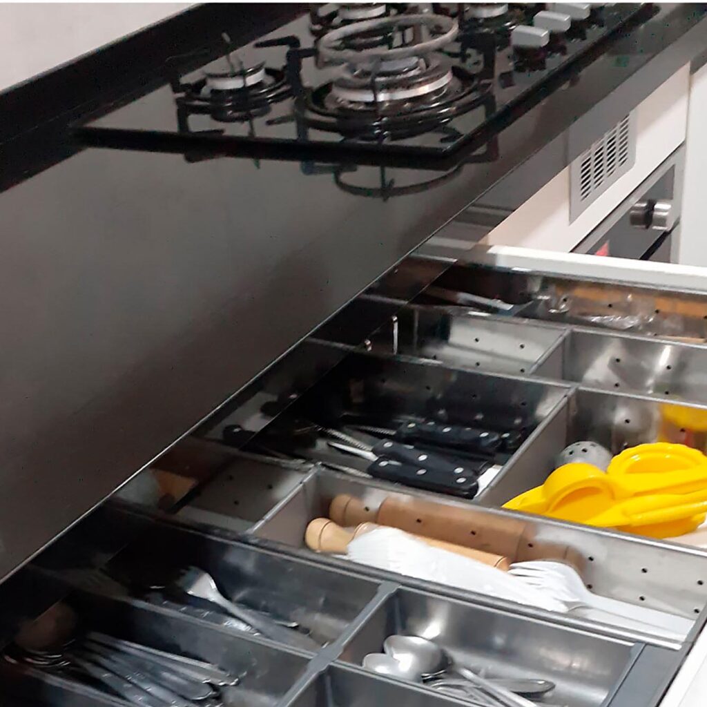gabinetes de cocina con cubiertos.